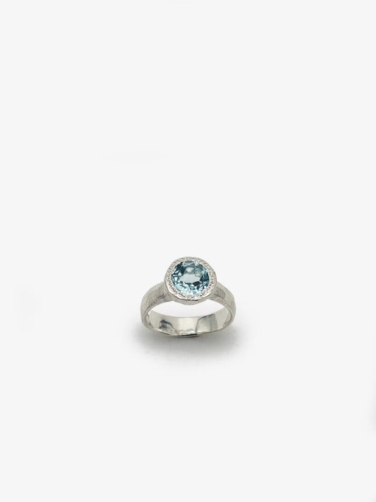 Eluo Ring with Topaz